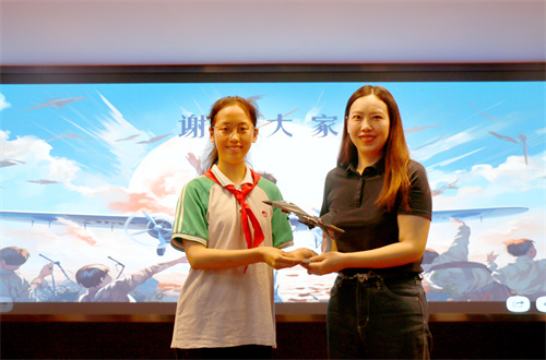 06赠送飞机模型.JPG